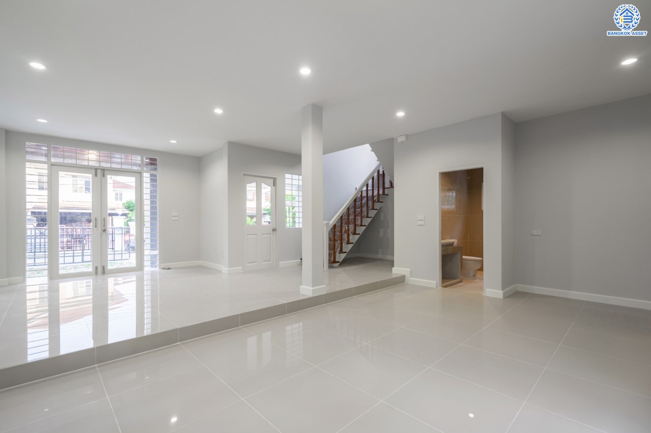 บ้านมือสองตกแต่งใหม่ ม.ชัยพฤกษ์ บางบัวทอง บ้านเดี่ยวแบรนด์ LH เนื้อที่ 79.7 ตร.ว. ฟังก์ชัน 3 ห้องนอน 3 ห้องน้ำ 1 ห้องแม่บ้าน จอดรถ 2 คัน พร้อม Facilities ครบครัน บนทำเลเดินทางสะดวก ติดถนนบางกรวย-ไทรน้อย ใกล้เซ็นทรัลเวสต์เกต และรถไฟฟ้าสายสีม่วง "สถานีบางพลู"